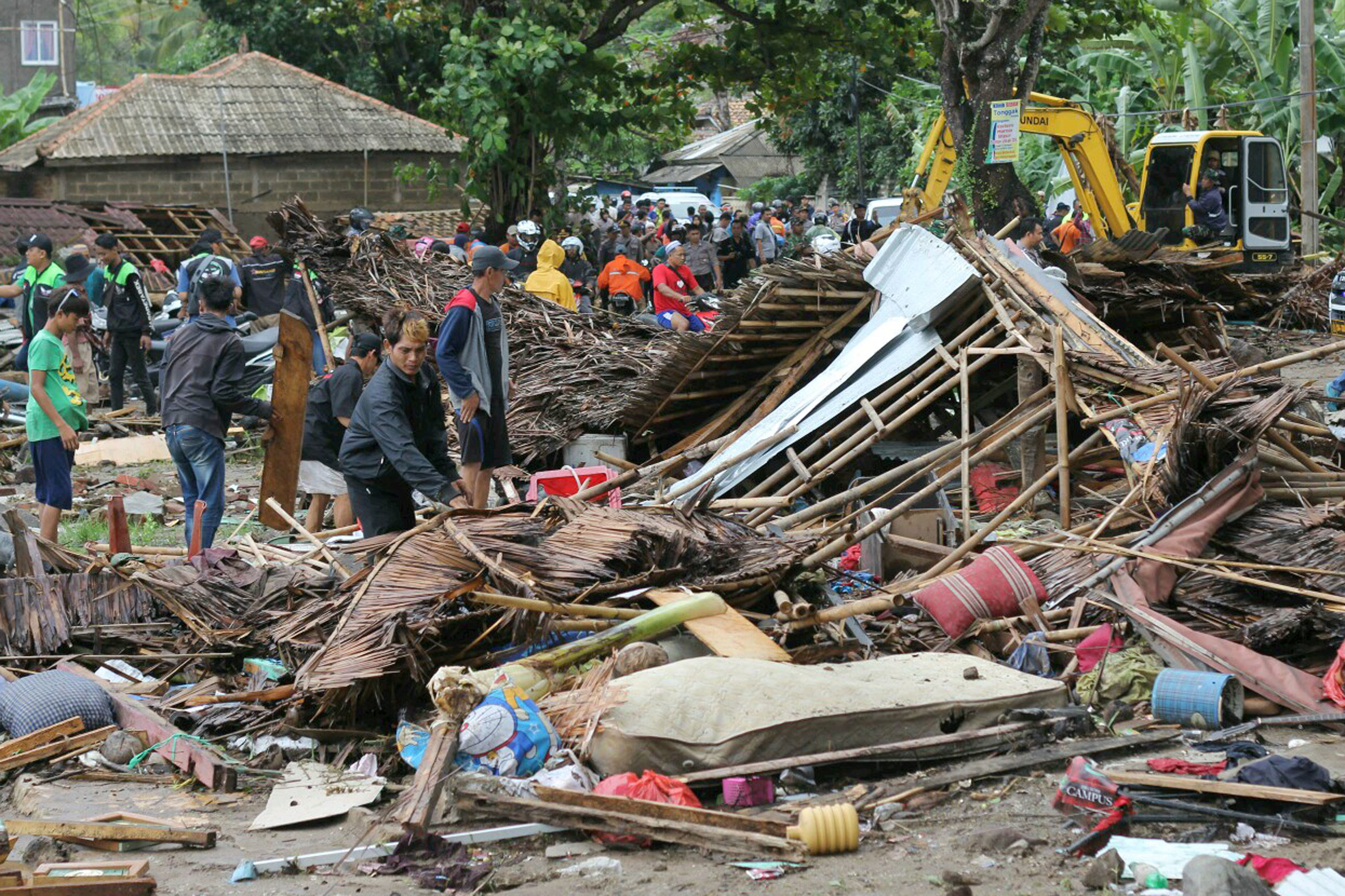 M nga d da efter tsunami i Indonesien  och flera hundra 