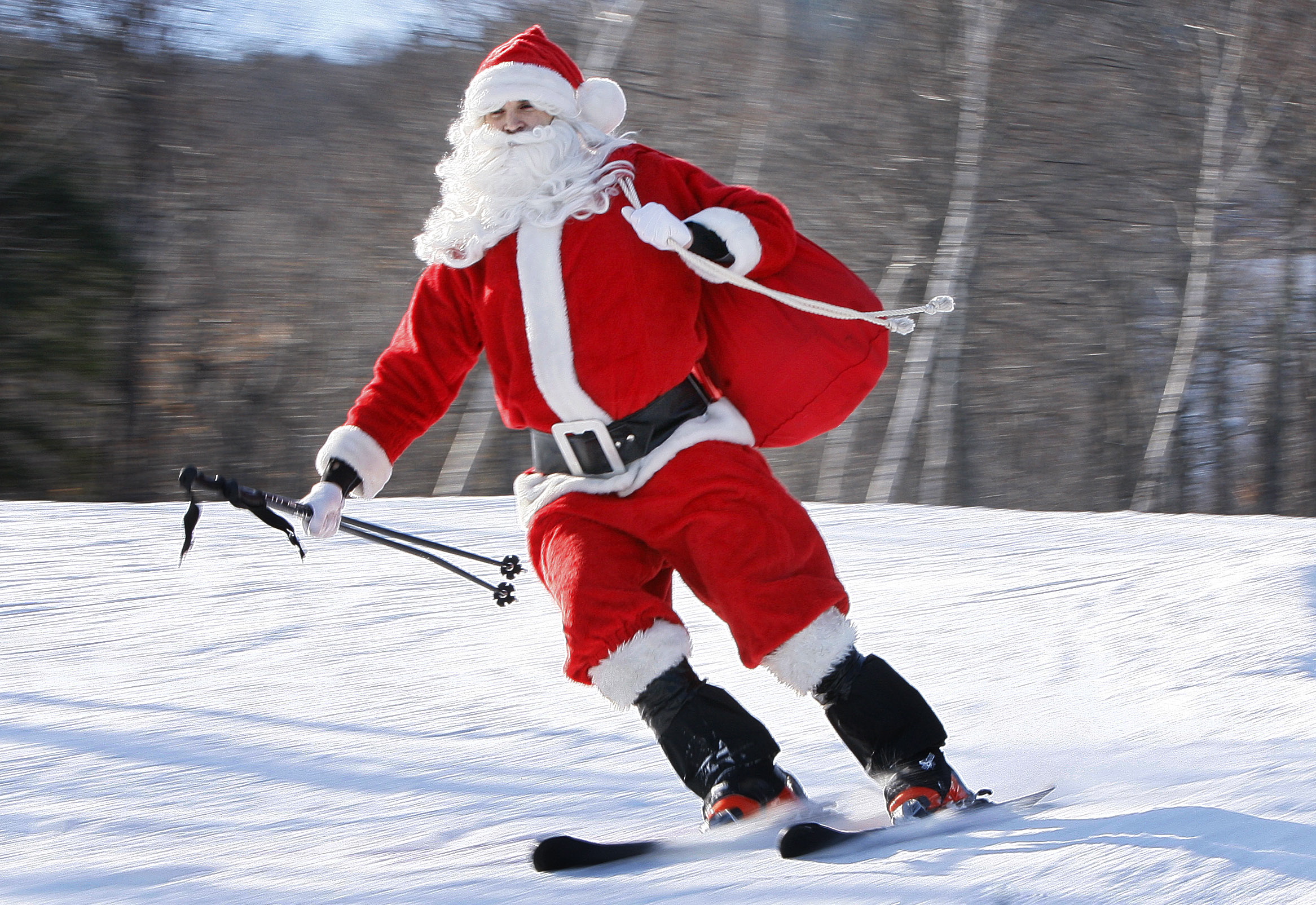 Новый год спортсмена. Новый год спорт. Дед Мороз на лыжах. Горные лыжи новый год.
