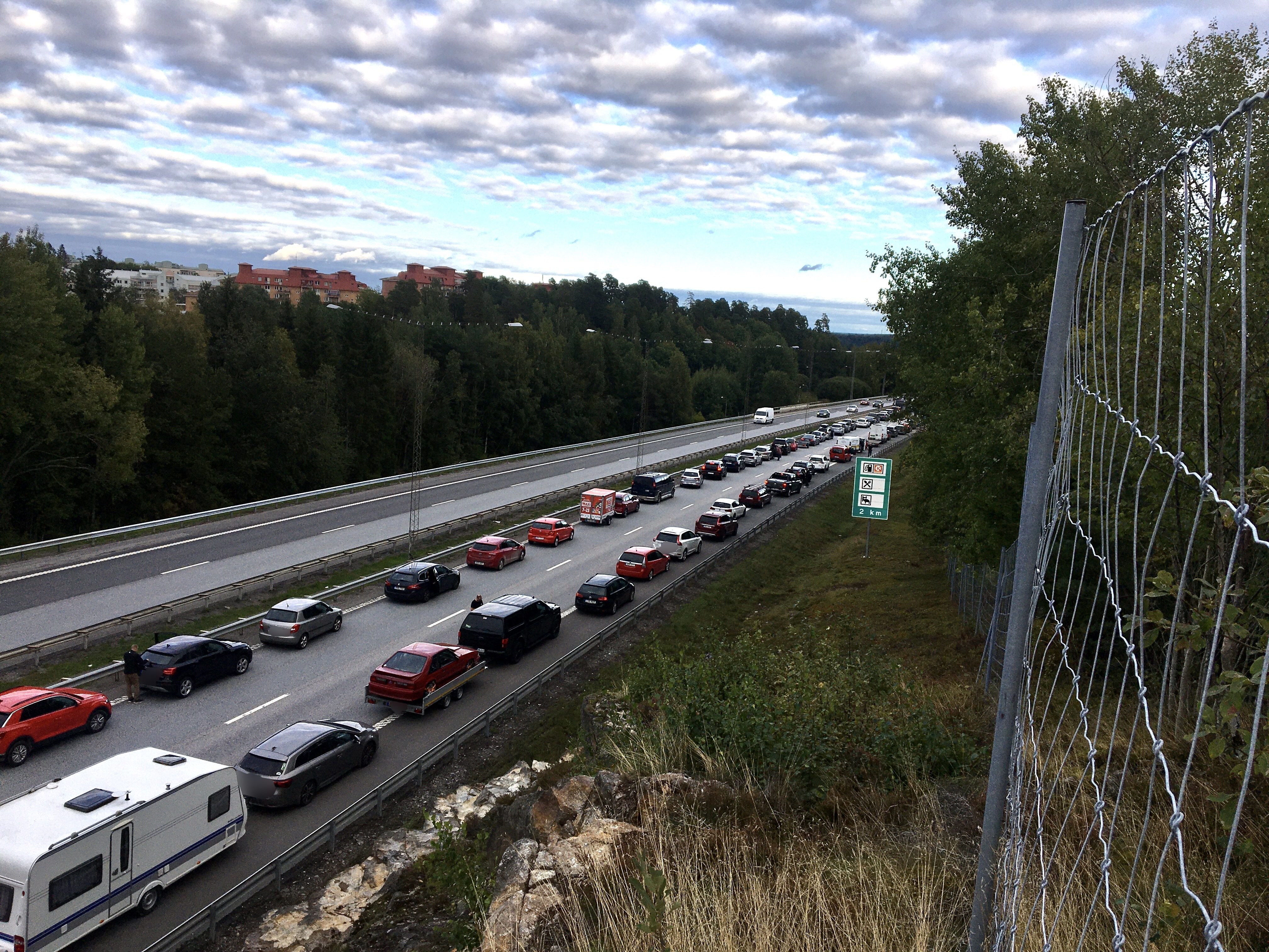 Tre Bilar I Trafikolycka På E20 – Väg Stängdes Av – LT