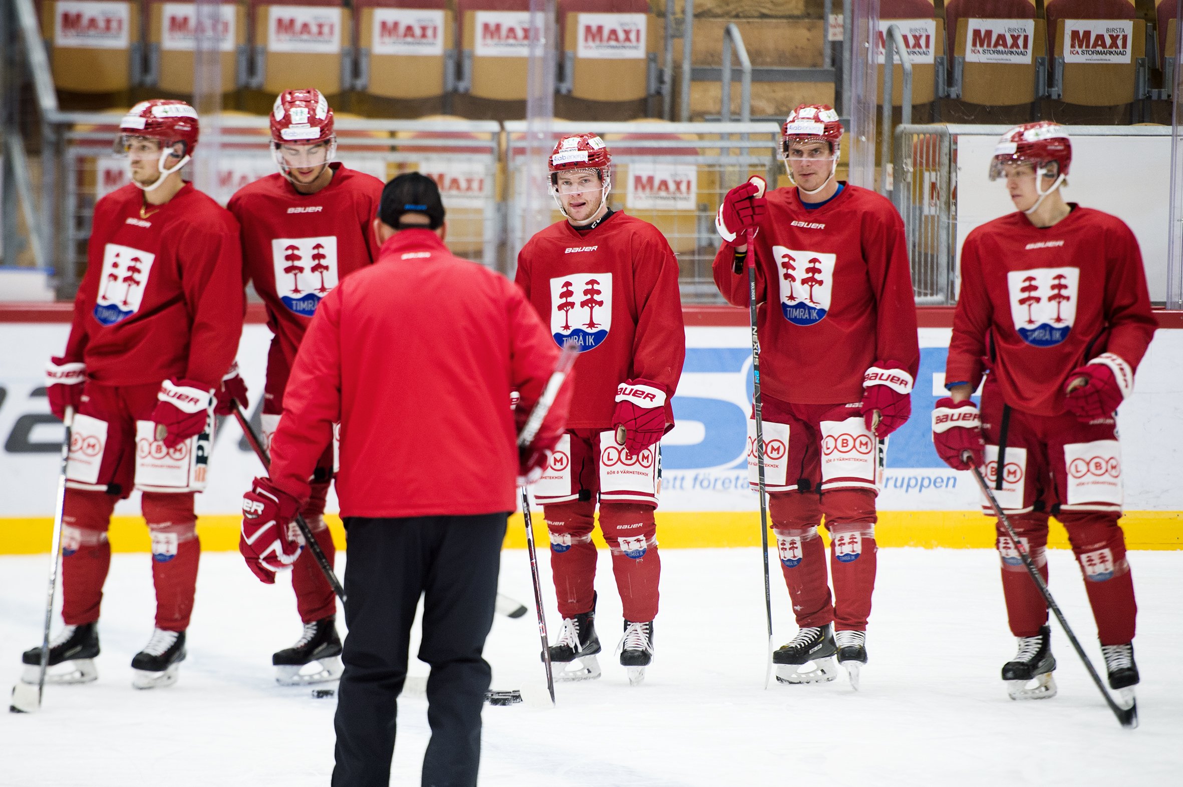 Hampus Larsson, Jacob Olofsson, Sebastien Ohlsson, Andreas Molinder and Vilmos Gallo receive instructions from coach Fredrik Andersson.