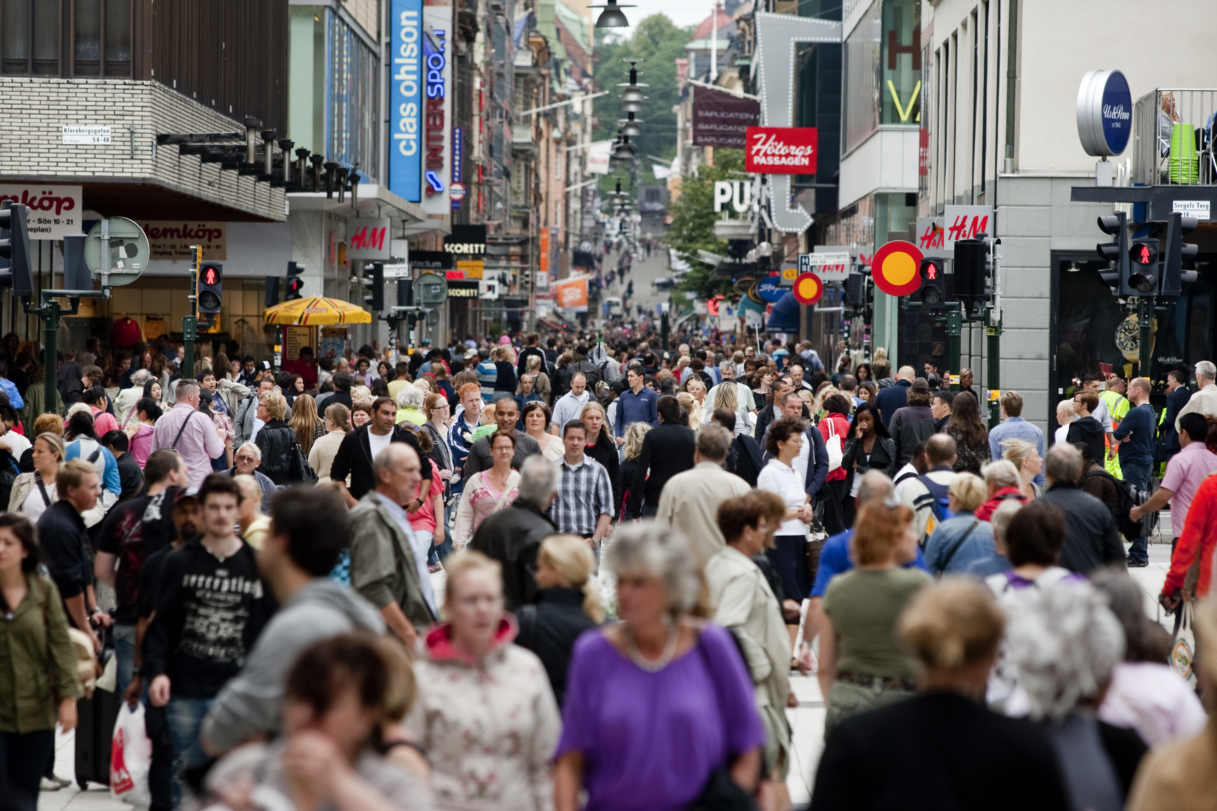 Население швеции численность на 2023. Население Швеции 2023. Много людей. Современный городской житель. Скопление людей.