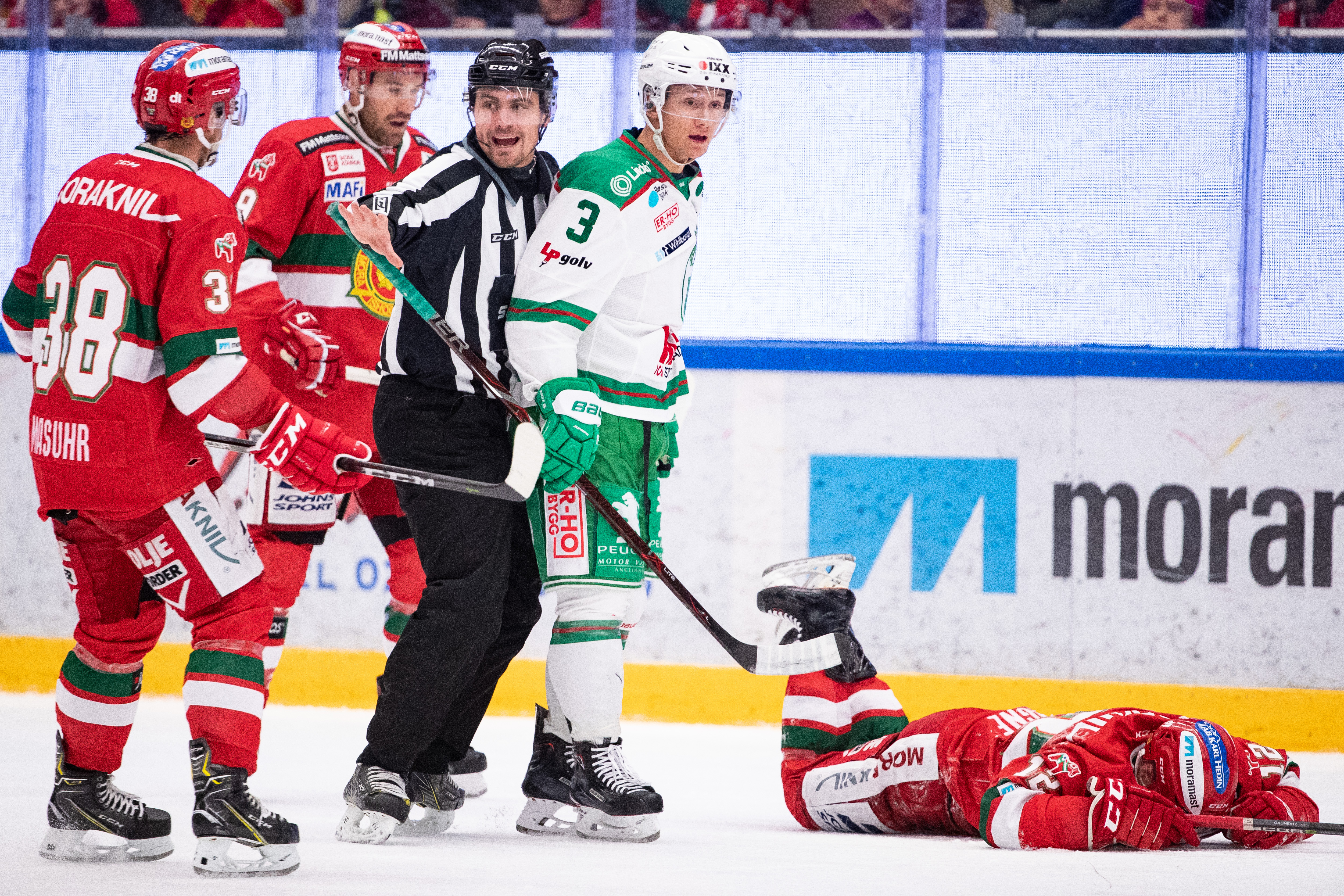 Daniel Bertov was shown for his hip tackle at Kevin Gagné's first period. MIK took advantage of 5-on-3 and scored 1-0 by Andrew Rowe. Photo: Daniel Eriksson / Bildbyrån