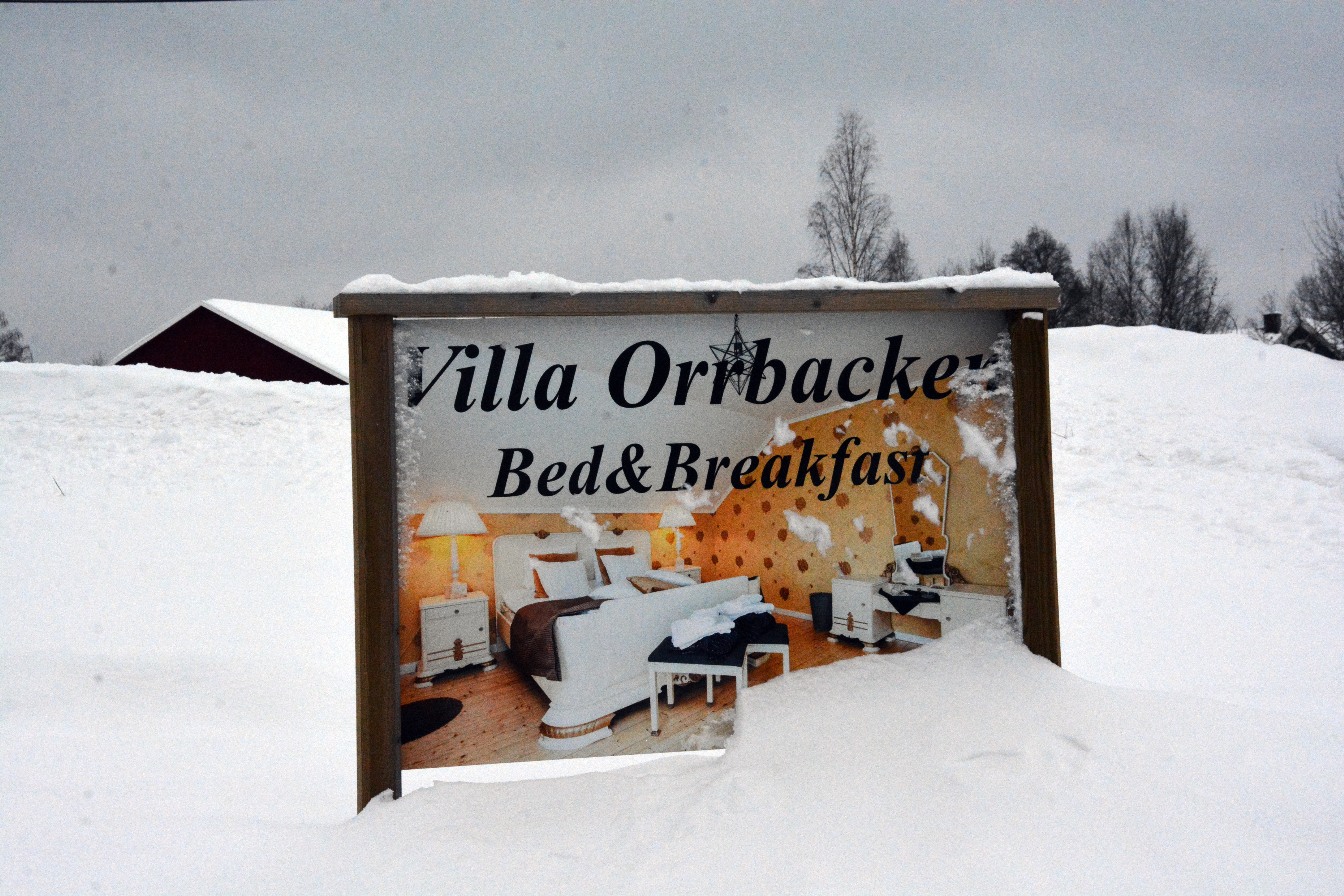 Vid infarten till Villa Orrbacken lyser den hÃ¤r skylten upp.