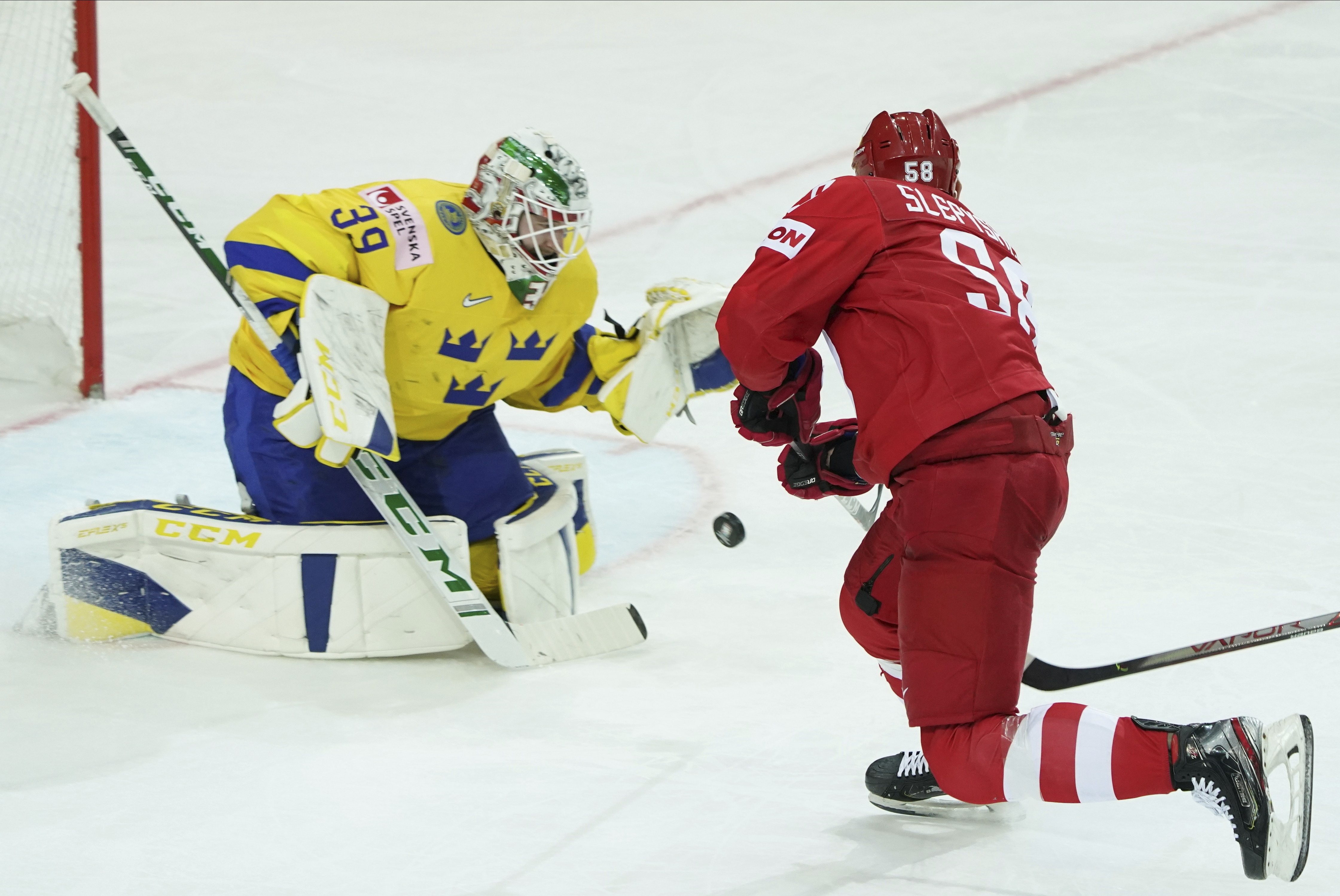 Tre Kronor's goalkeeper and the Russian team's Anton Slepysjev in the World Cup group stage match.  Photo: Roman Koksarov / AP / TT