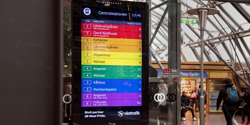 Västtrafik målar sina tidtabeller i regnbågsfärger i stöd för West