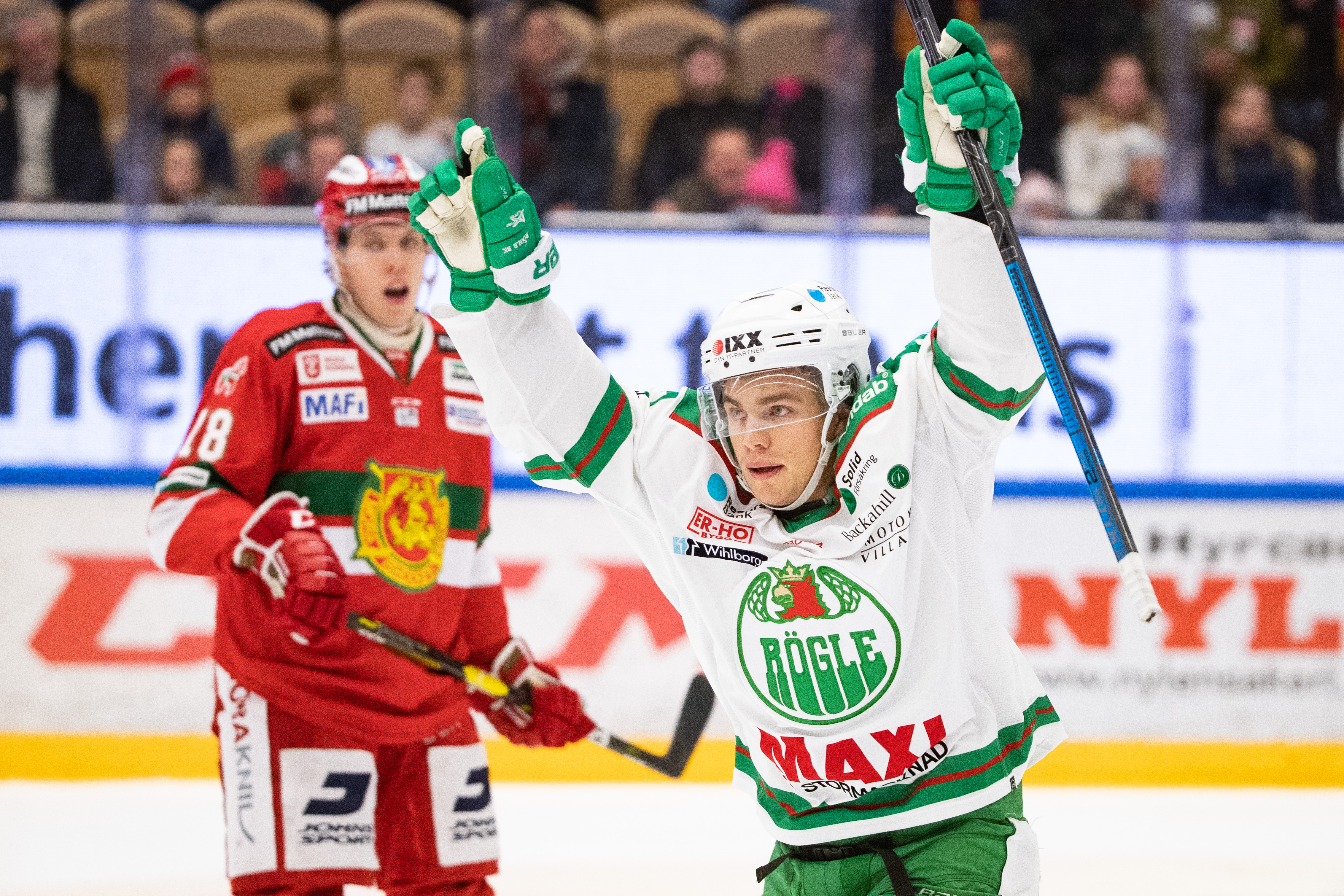 Leon Bristedt of Rögle applauded for his 1-1 goal. Moras Emil Aronsson unloads in the background. The skates won the match by 3-1. Photo: Daniel Eriksson / Bildbyrån