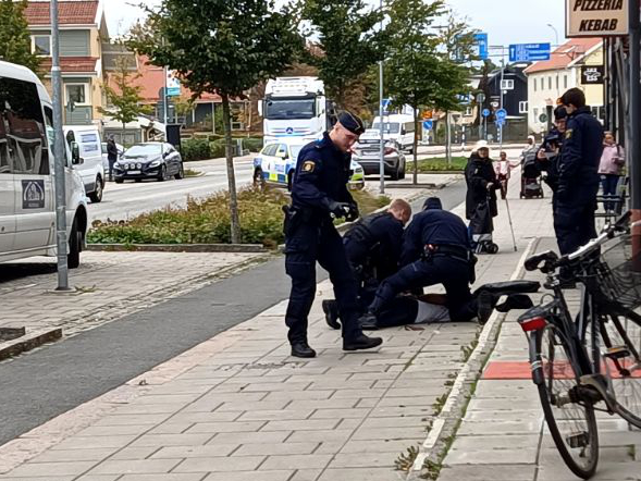 Hotade Polis Med Rakblad – Man åtalas För Flera Brott Efter ...