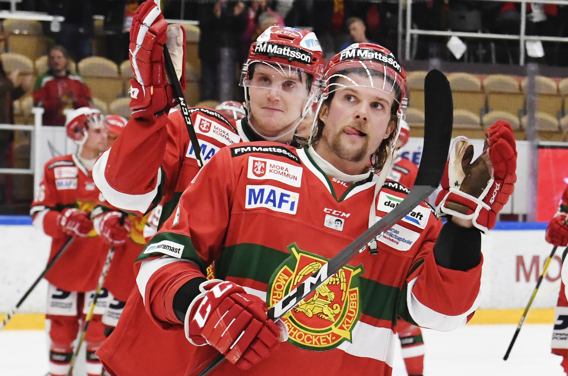 Viktor Amnér thanks the public for the victory against Örebro. Photo: Ulf Palm / TT