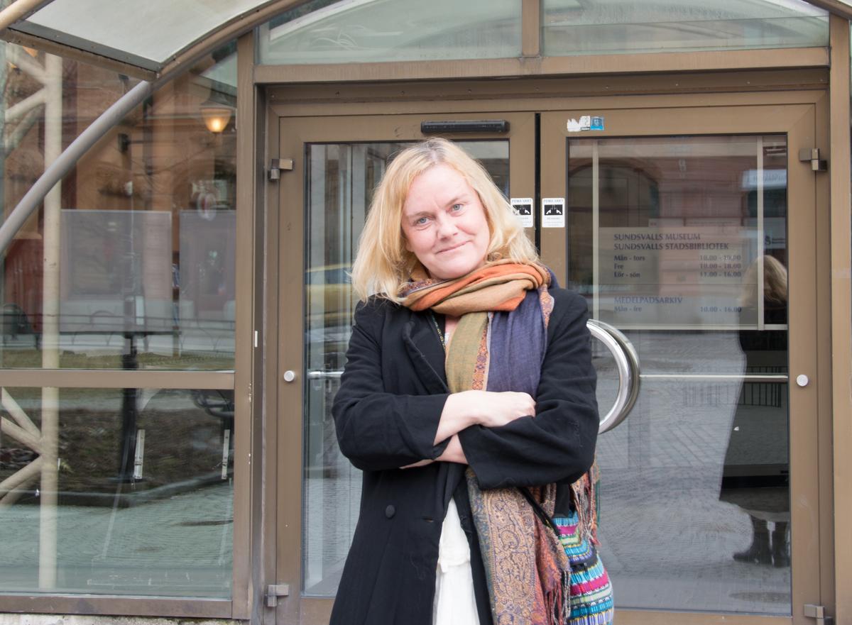 Museiintendent Tina Johansson, är välkänd för många i Sundsvall, inte minst genom dramatiserade stadsvandringar. Fast arkeologer brukar sätta föremål i fokus ville hon berätta om historiens människor.