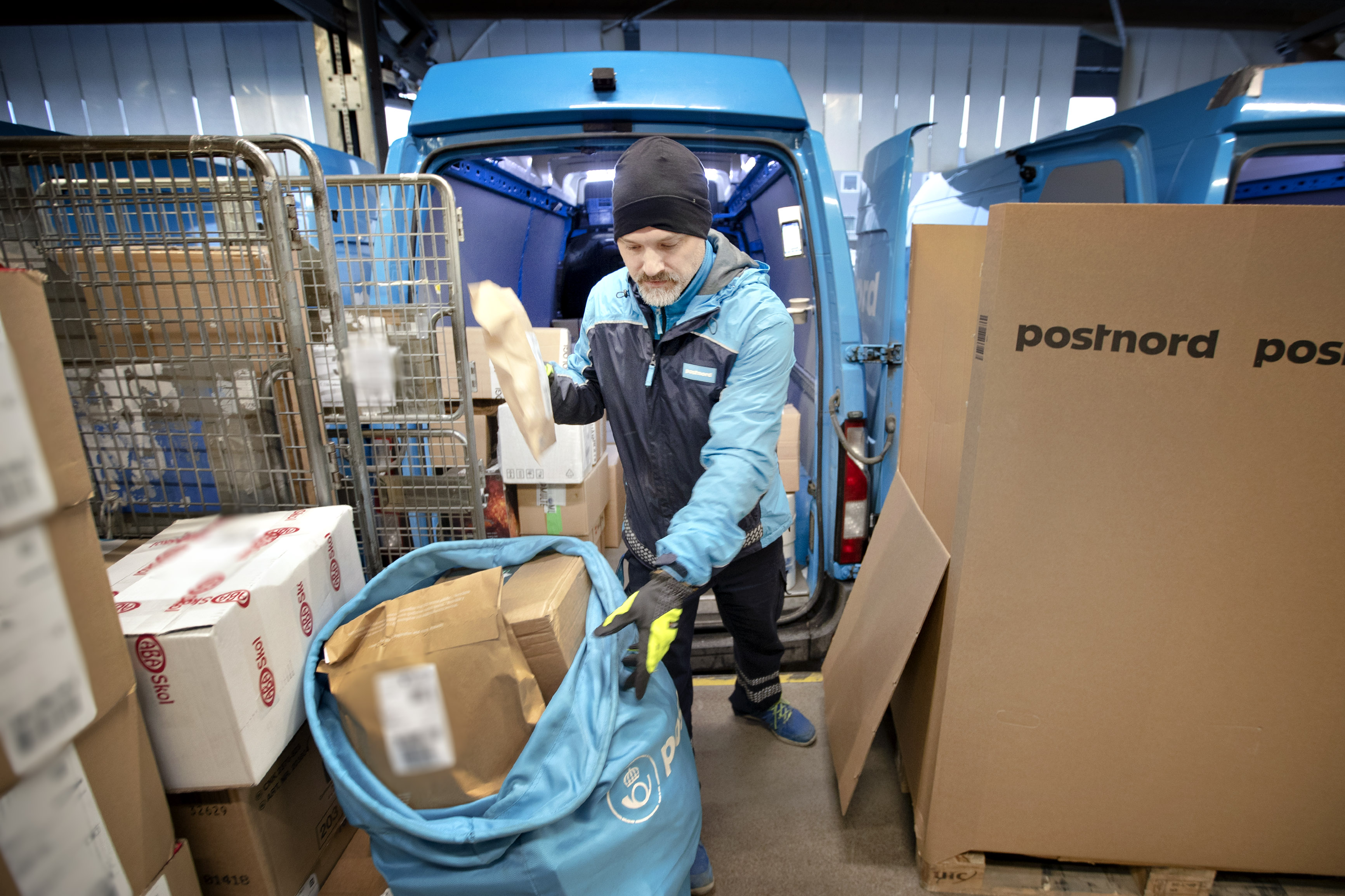 Trots lågkonjunktur och elkris – paketen fortsätter strömma på Postnord –  Arbetarbladet