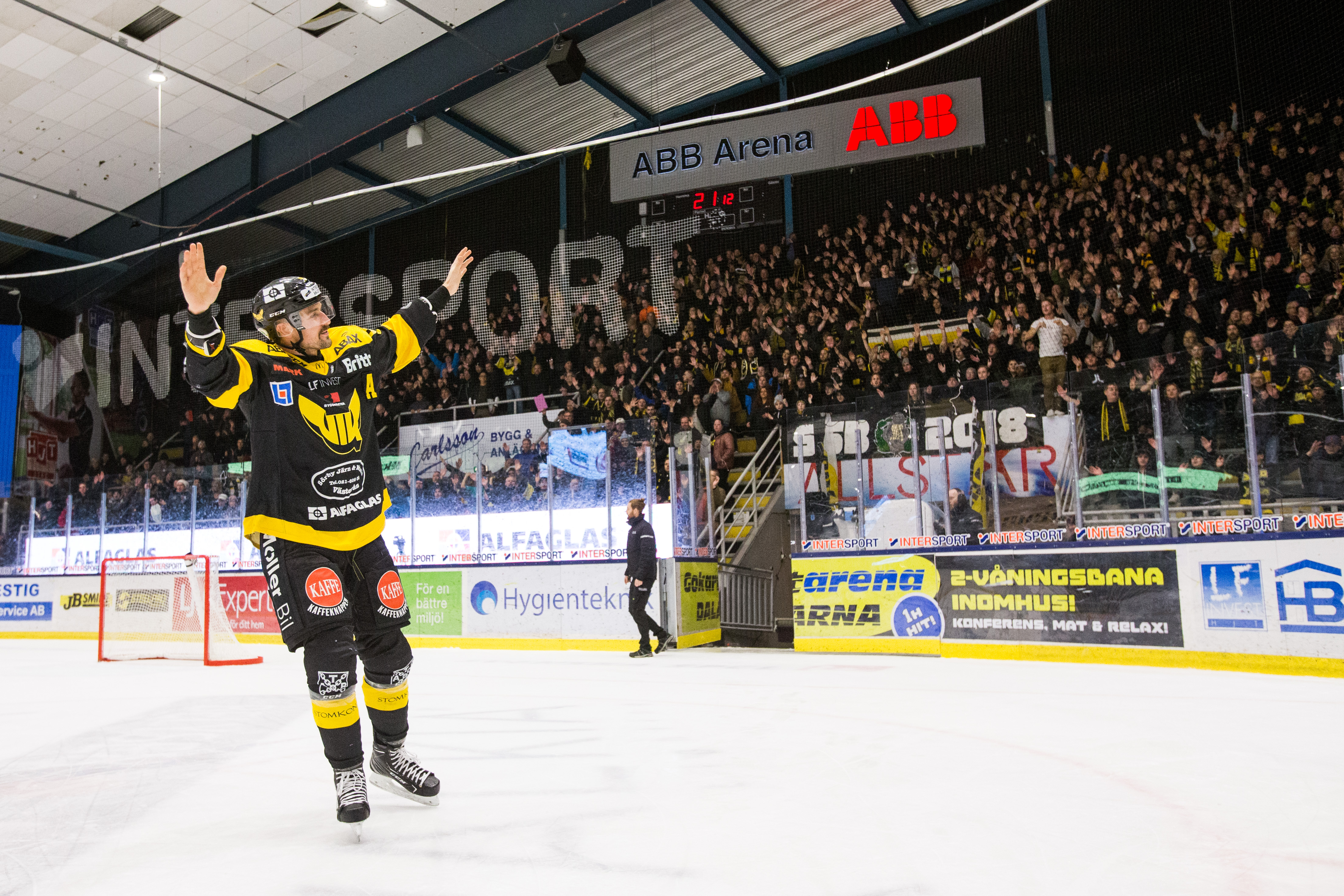 Mikael Frycklund was invited to sing after the match. Photo: Tobias Sterner / BILDBYR N 