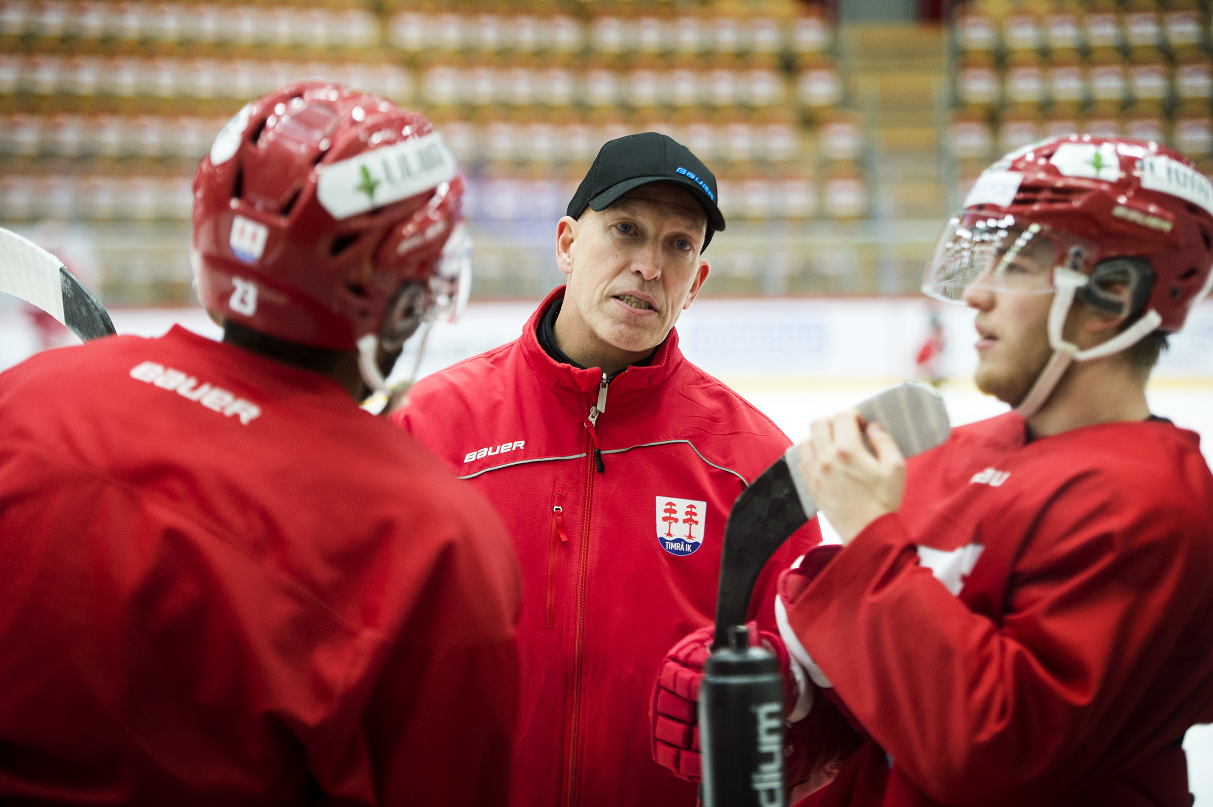 Fredrik Andersson, coach, talks with Jeremy Boyce and Emil Berglund.