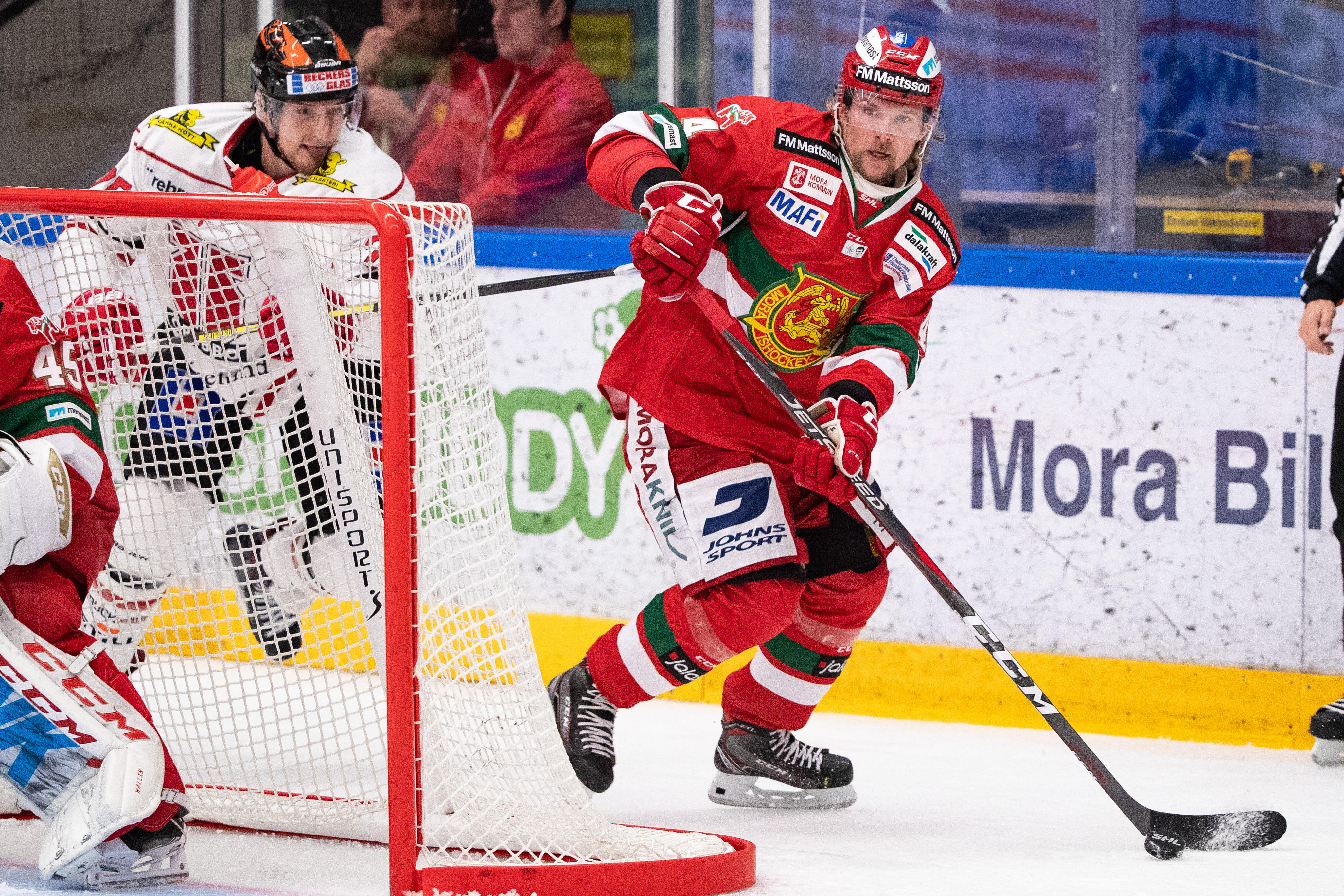 Viktor Amnér behind his own goal, pursued by guests Anton Hedman. Photo: Daniel Eriksson / Bildbyrån