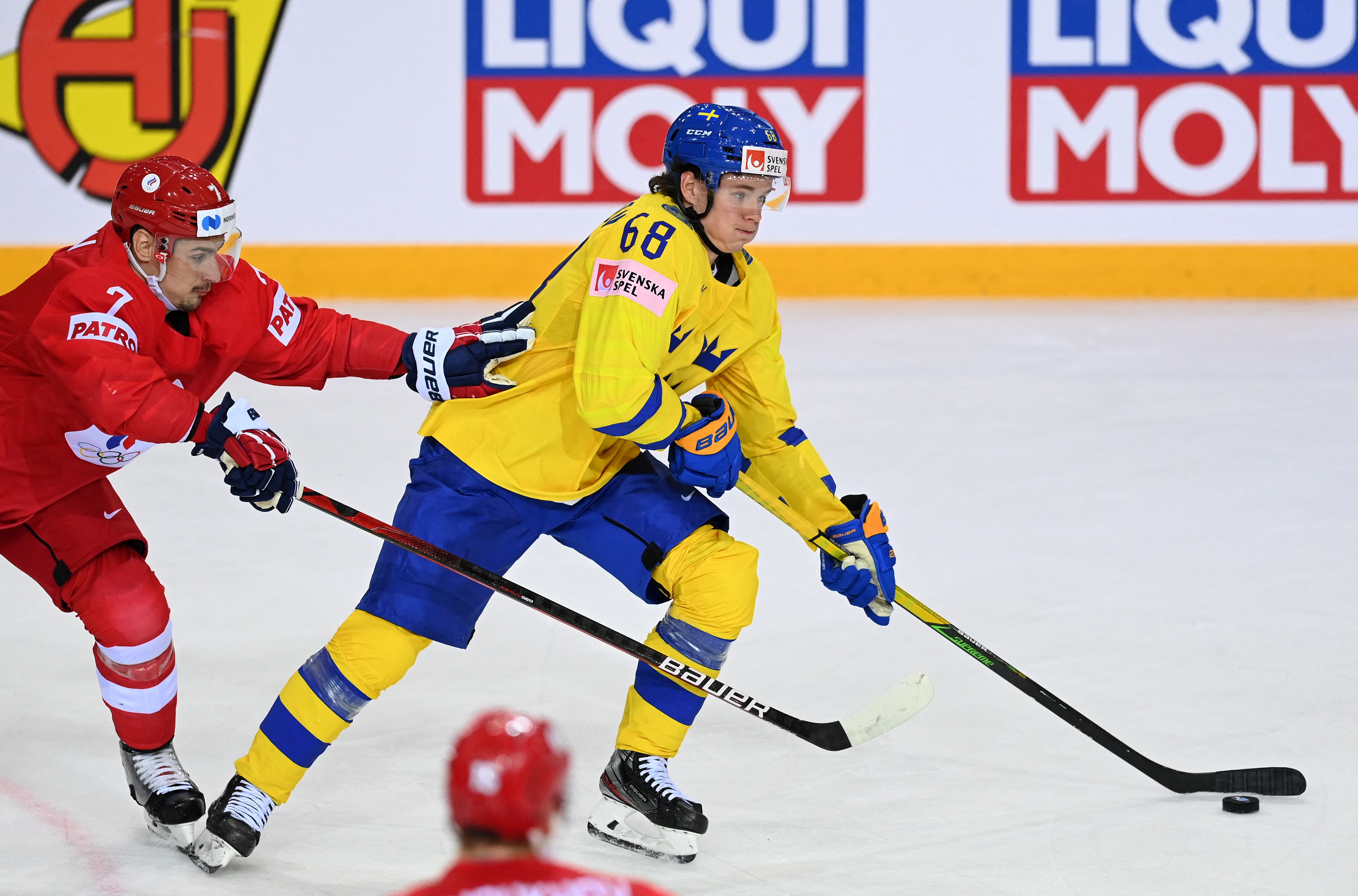 Victor Olofsson, 2-2 goal scorer, in a match with the Russian team's defender Dmitrij Orlov.  Photo: Gints Ivuskans / AFP / TT