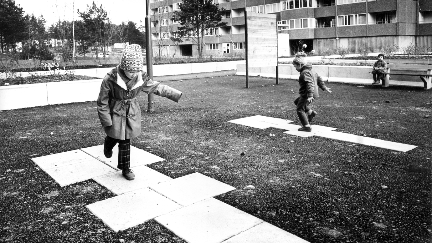 Hoppar Barnen Fortfarande Hage