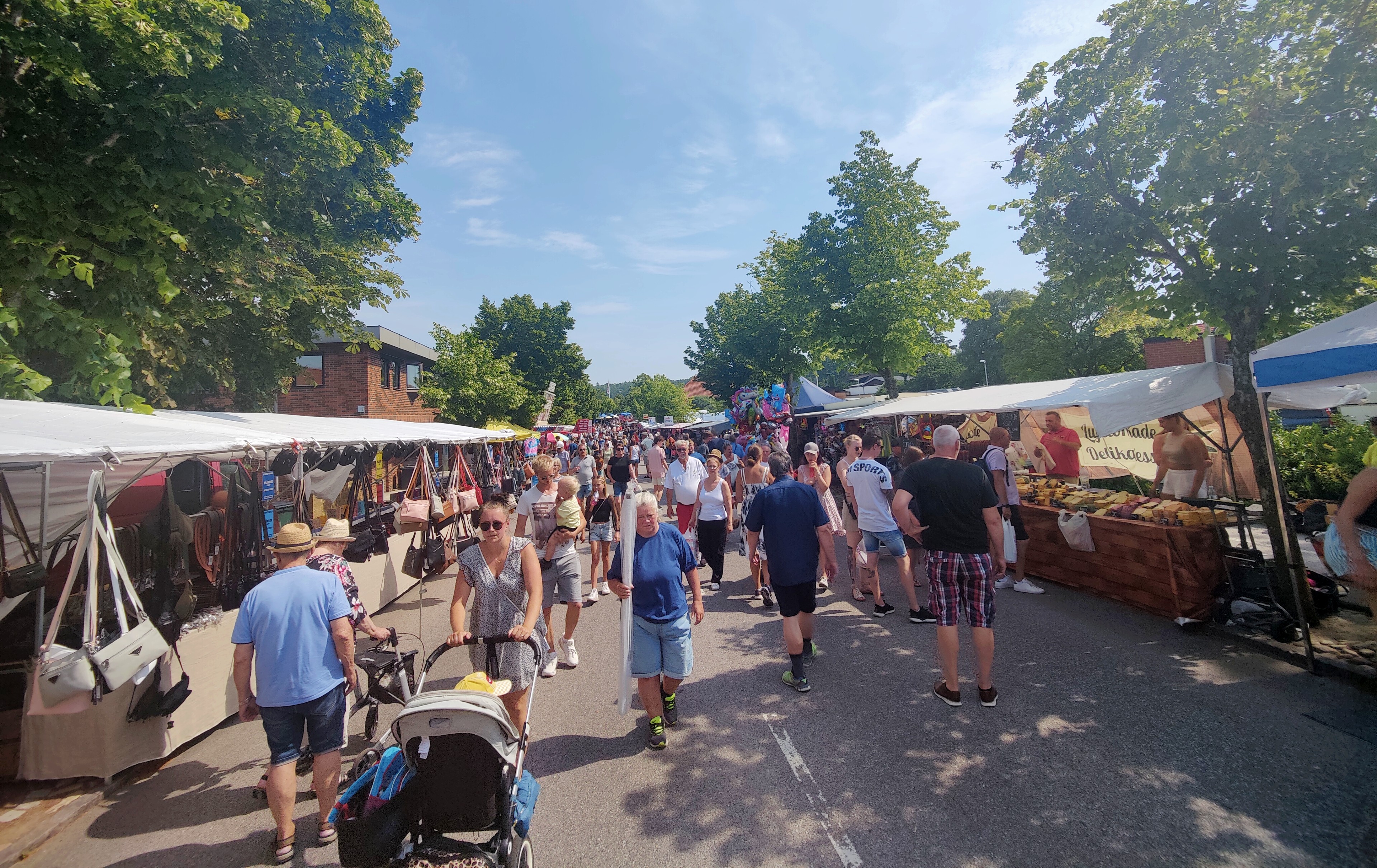 Mat och karuseller lockade när Sjöbo marknad återuppstod Skånska