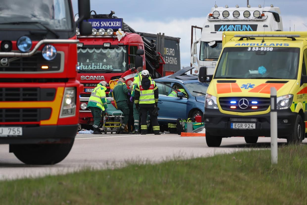 Kvinna Omkom Efter Trafikolycka Mellan Lastbil Och Personbil