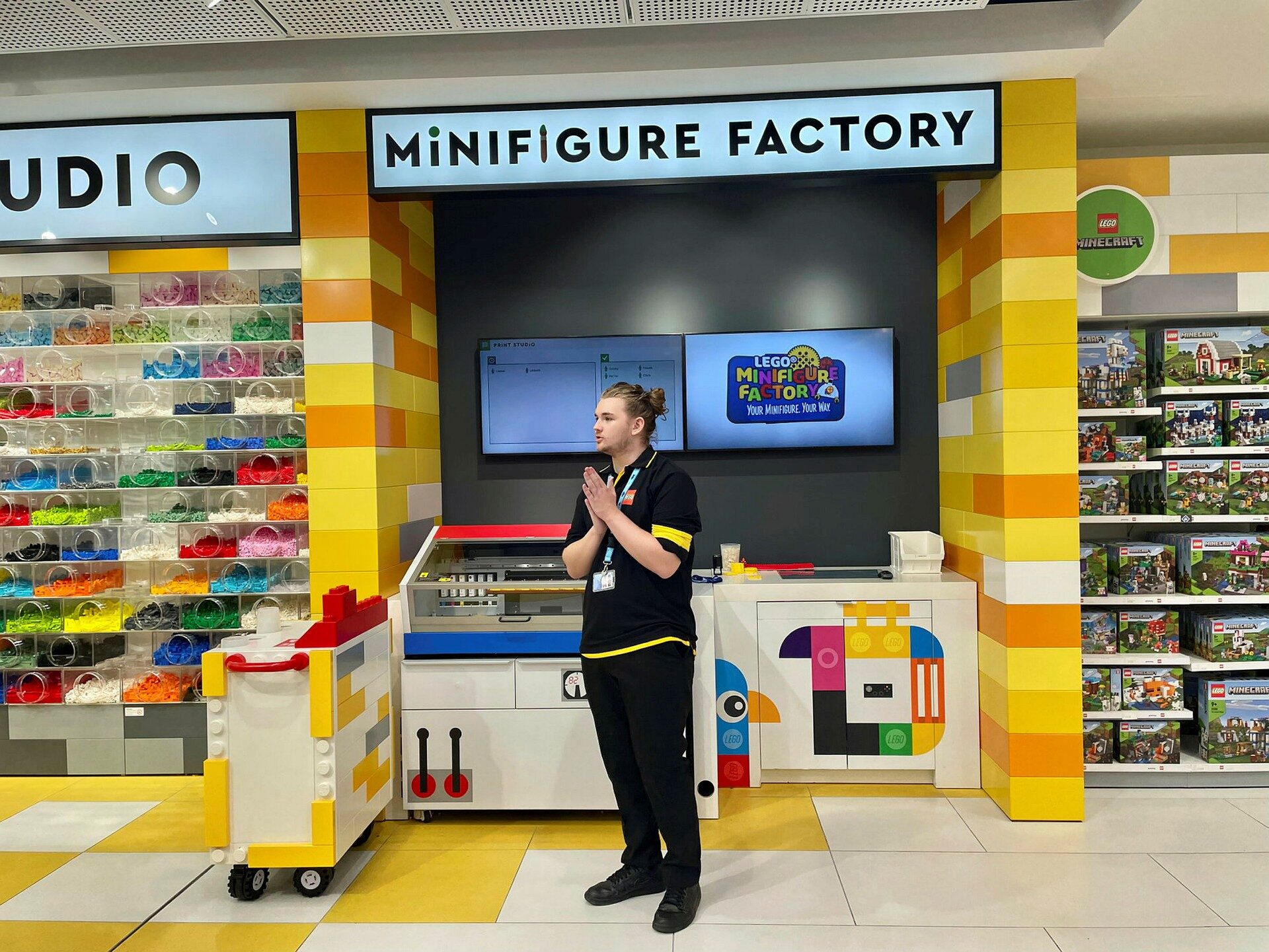 Besök världens största Lego-butik i London -