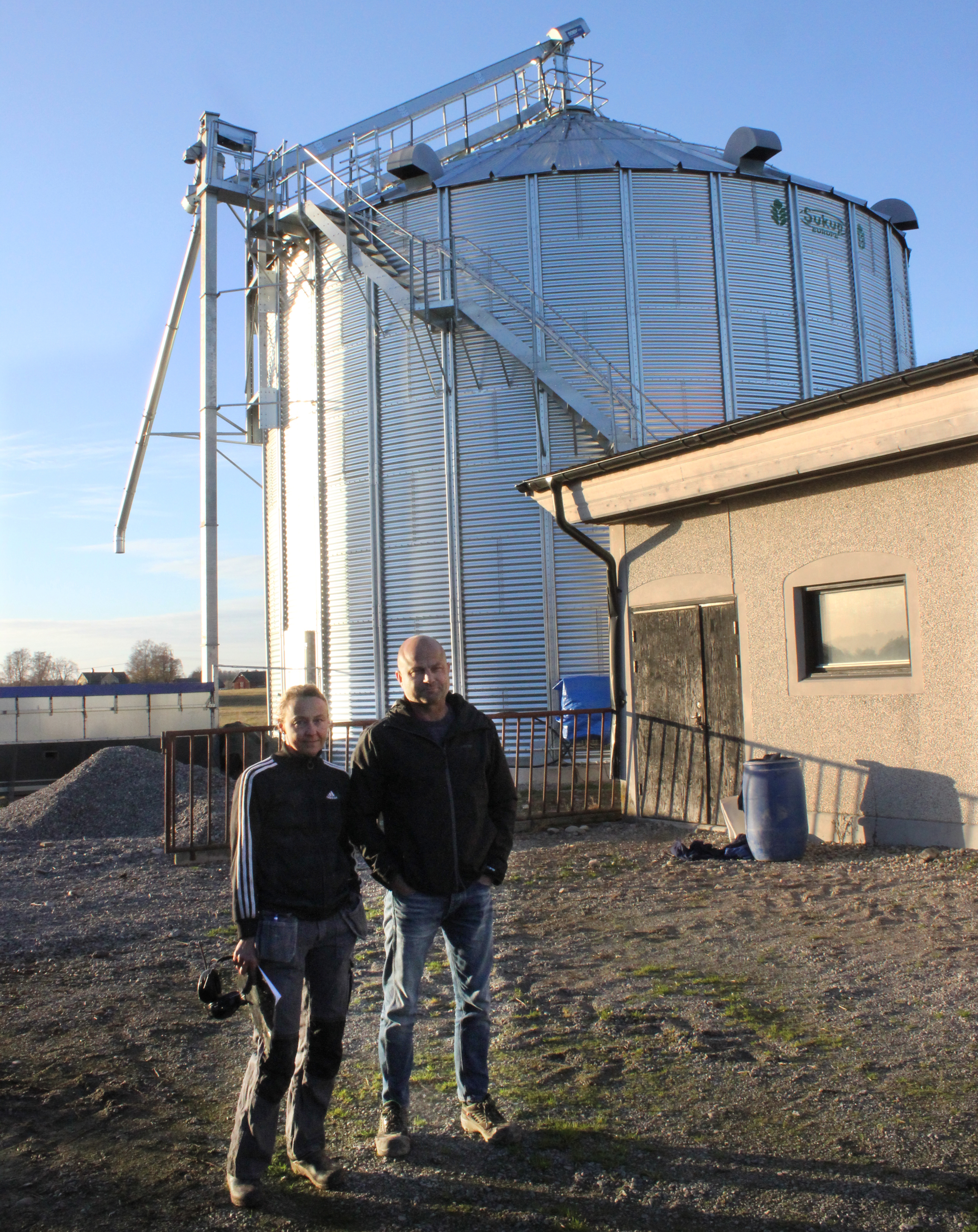 Jeanette and Fredrik Elander are raising pigs on two farms. In the silage of Viggby Farm, there are 700 tons of wheat. This year you have also grown cereals, oats and beans.