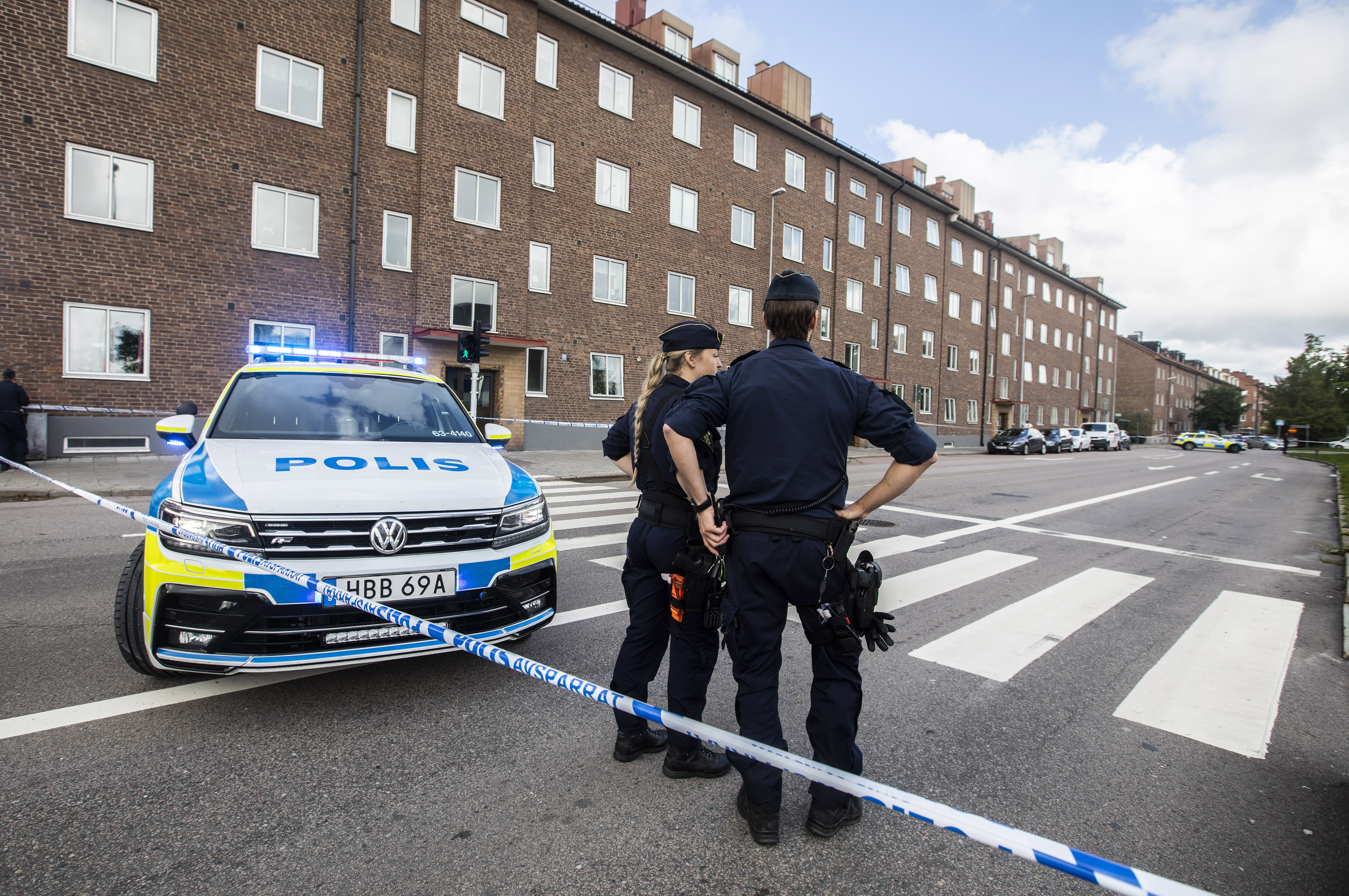 Skottlossning Vid Stattena Centrum – Man Allvarligt Skadad – HD