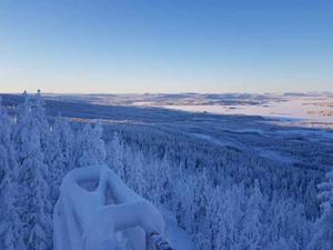 Ett par veckors kyla och snöfall har gjort det möjligt att dra igång utförsåkningen på Björnberget. Foto: Privat