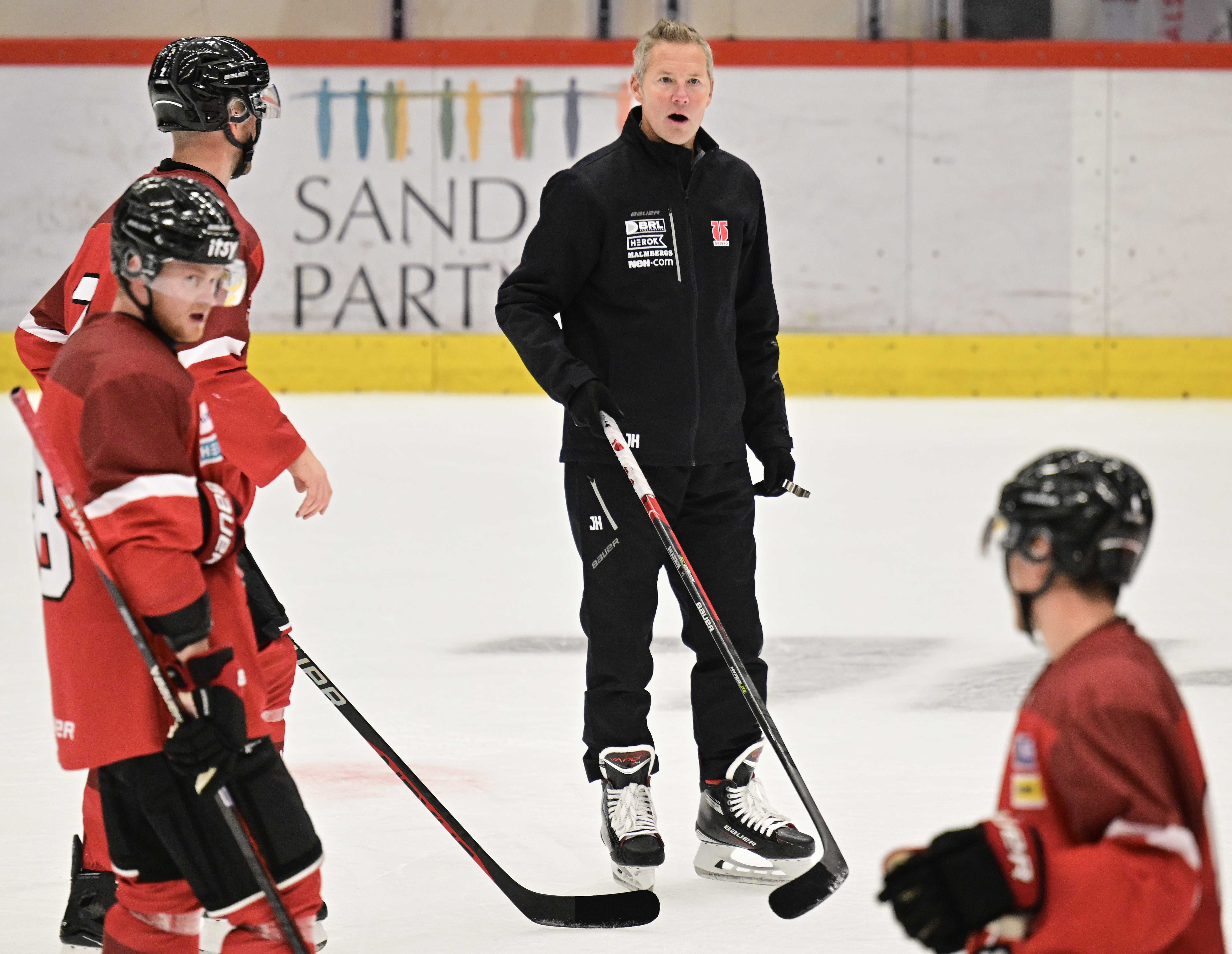 Former NHL Goalie Johan Hedberg Makes Debut as Head Coach in SHL with Örebro, Facing Hometown Team Leksand