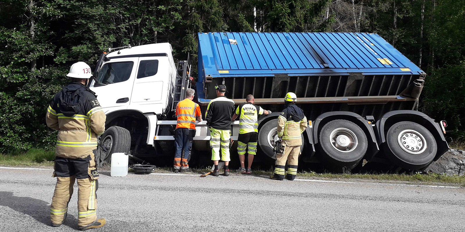 En Till Sjukhus Efter Lastbilsolycka Gamla E20 Avstängd ”ligger Vid Skogskanten” Nerikes 