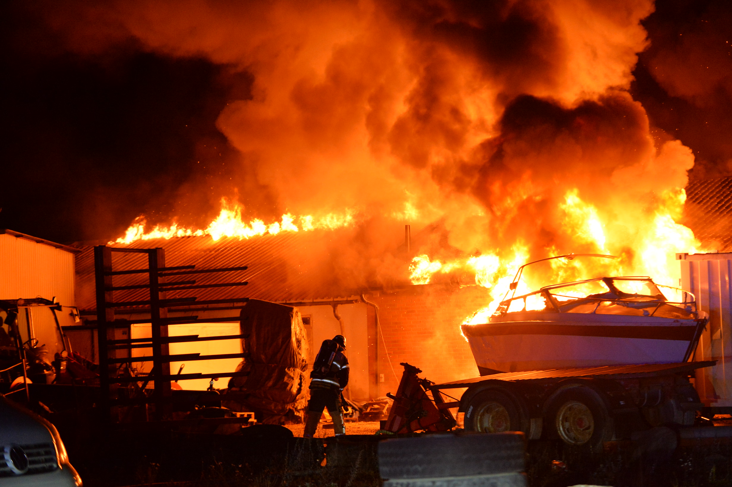 Explosionsrisk efter kraftig brand – E4 avstängd vid Norrköping – Värnamo  Nyheter