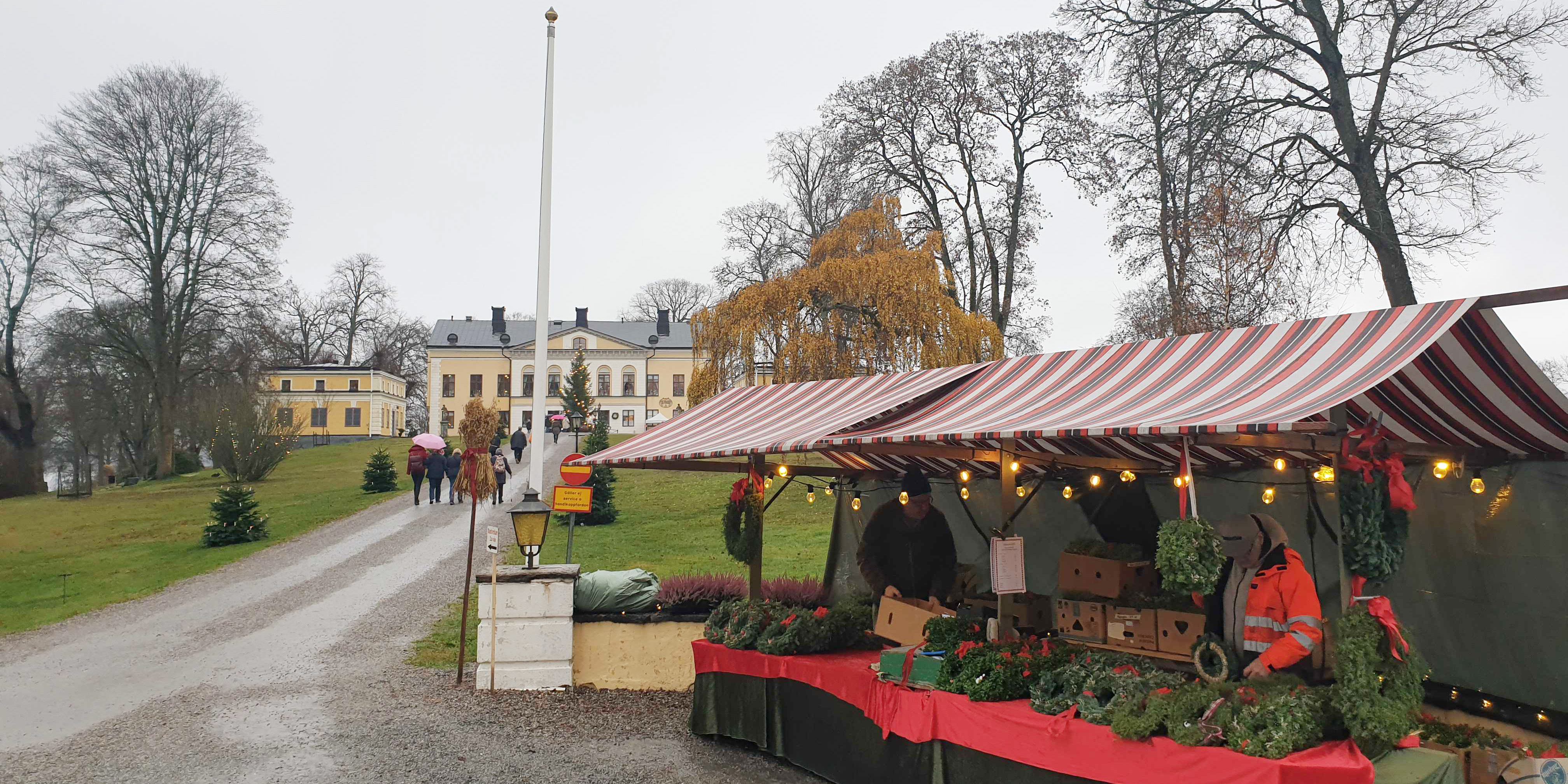 Här råder julstämning trots ruskväder spana in årets hantverk på