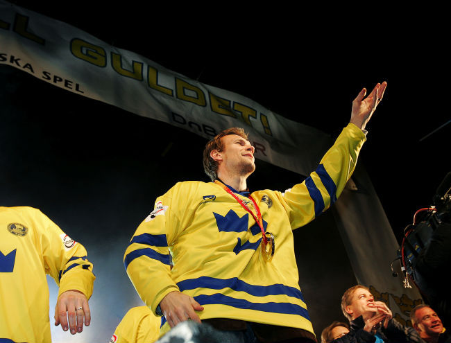 Per-Johan Axelsson tar plats bland Boston Bruins 100 bästa spelare